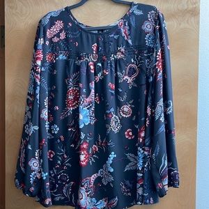 EUC Loft Plus Top Sz 20- Charcoal Floral Print. So cute! Smocked neck detail.